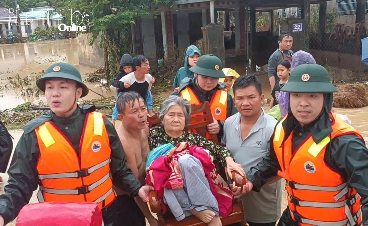 Cán bộ, chiến sĩ Bộ đội Biên phòng tỉnh giải cứu người dân vùng ngập sâu trong trận lũ cuối tháng 11-2025.