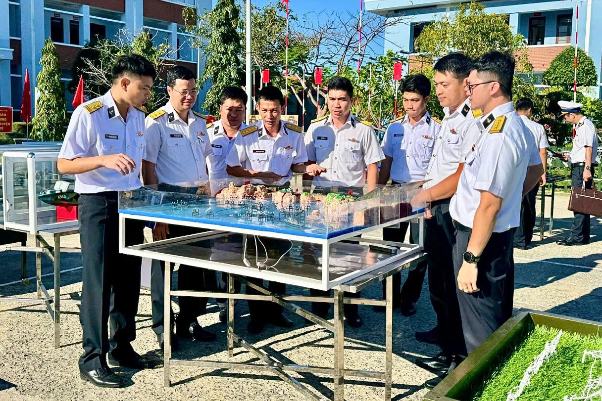 Các đại biểu tham quan mô hình học cụ huấn luyện của đơn vị.