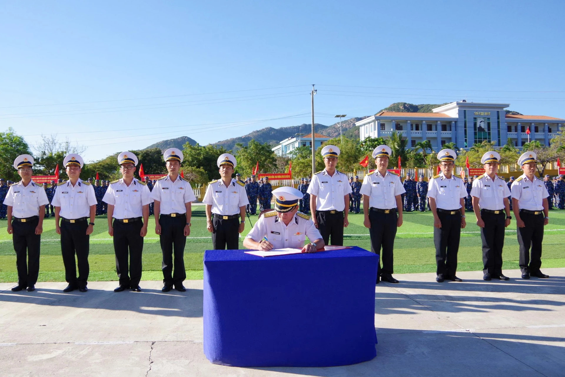 Các cơ quan, đơn vị ký kết giao ước thi đua năm 2026.