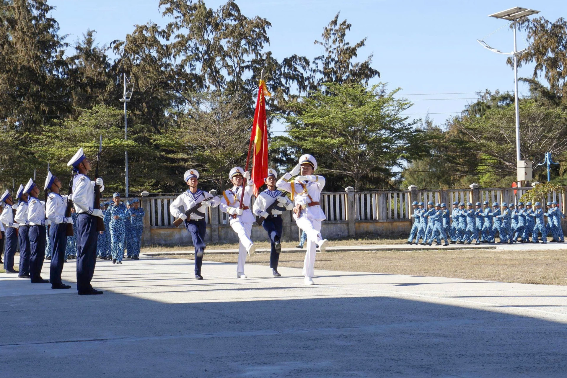 Duyệt đội ngũ tại lễ ra quân huấn luyện.