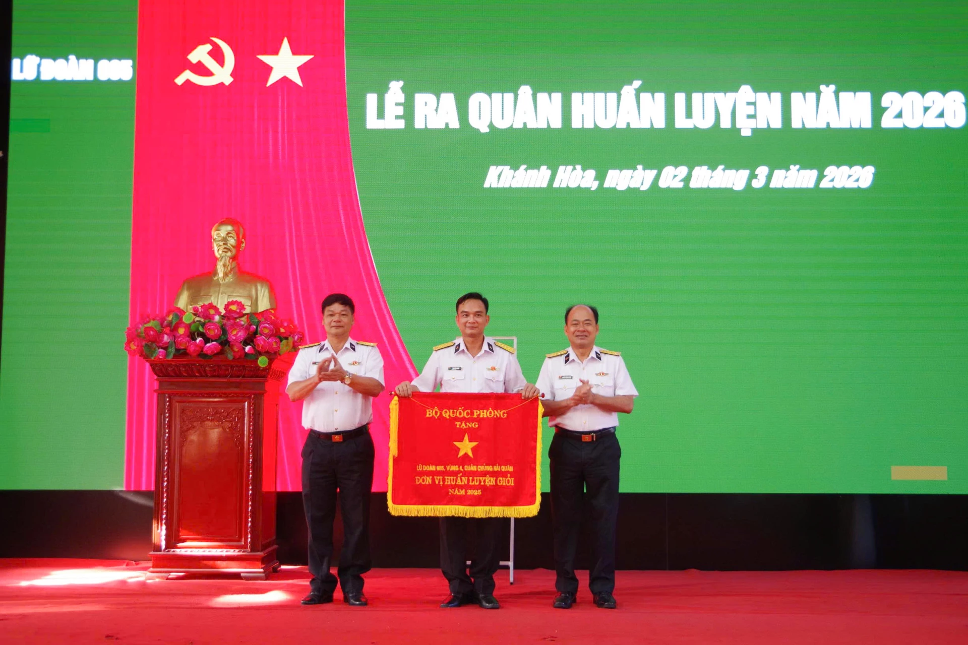 Thừa ủy quyền, đại diện Bộ Tư lệnh Vùng 4 Hải quân trao cờ Đơn vị huấn luyện giỏi cấp Bộ Quốc phòng năm 2025 cho Lữ đoàn 685.