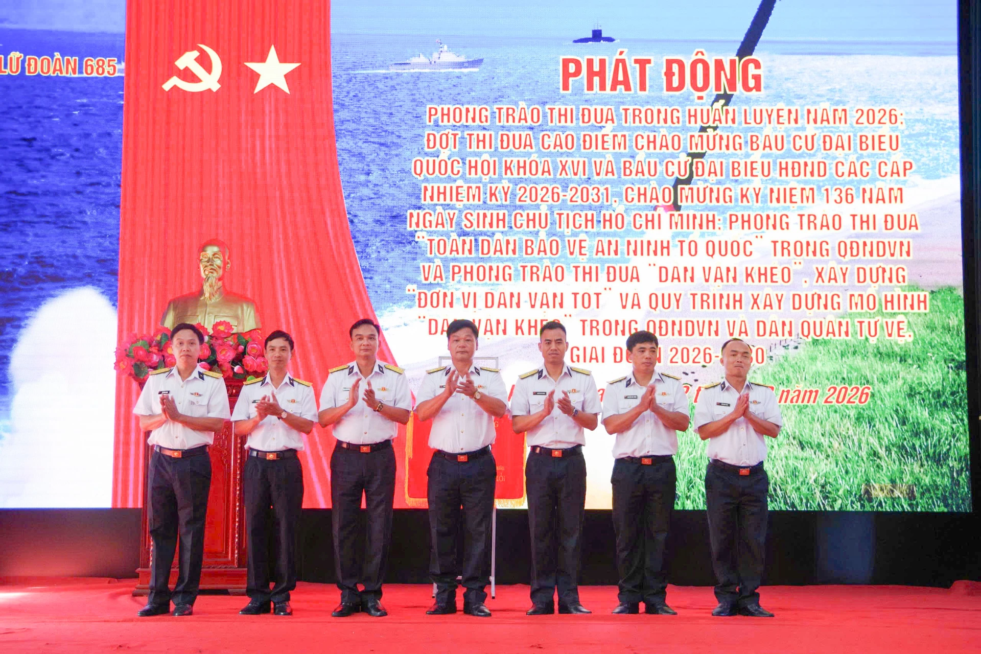 Các cơ quan, đơn vị của lữ đoàn ký kết giao ước thi đua.