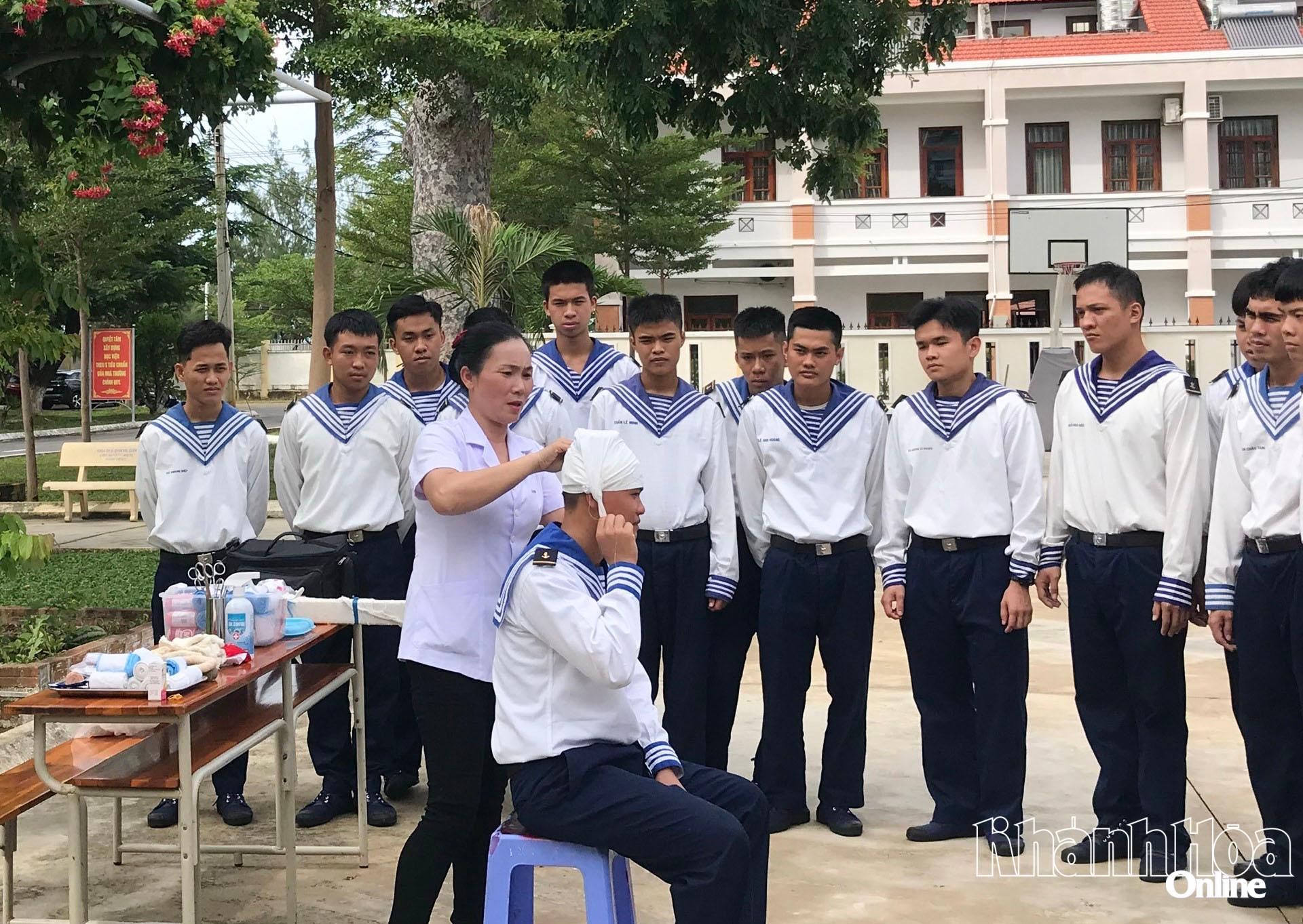 Chị Lan huấn luyện kỹ thuật cấp cứu và chuyển thương hỏa tuyến cho chiến sĩ trong đơn vị.