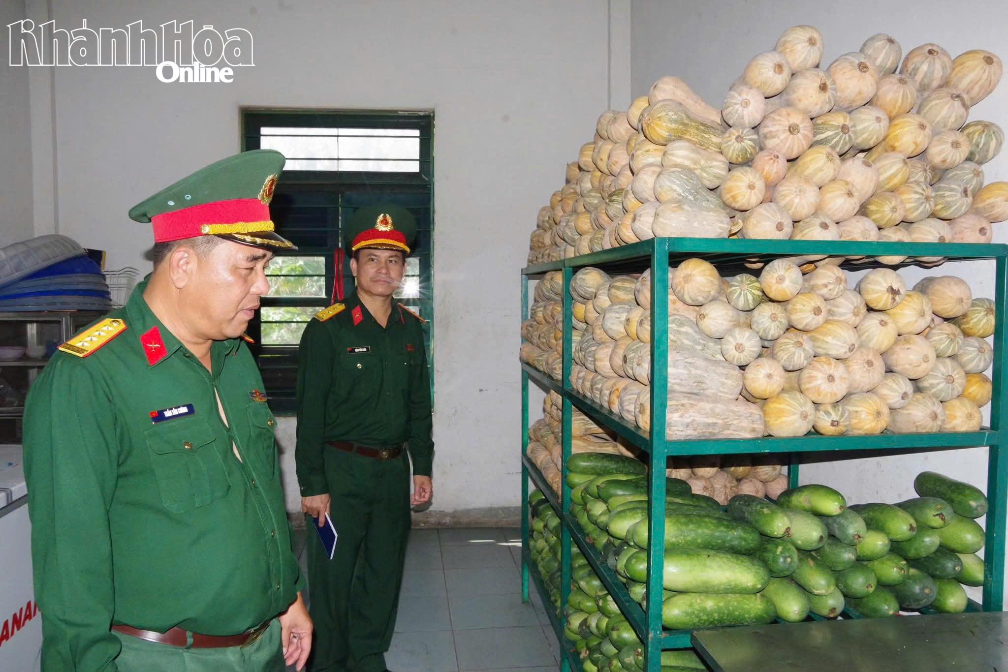 Đại tá Trần Tấn Cường kiểm tra công tác bảo đảm hậu cần cho bộ đội tại đơn vị.