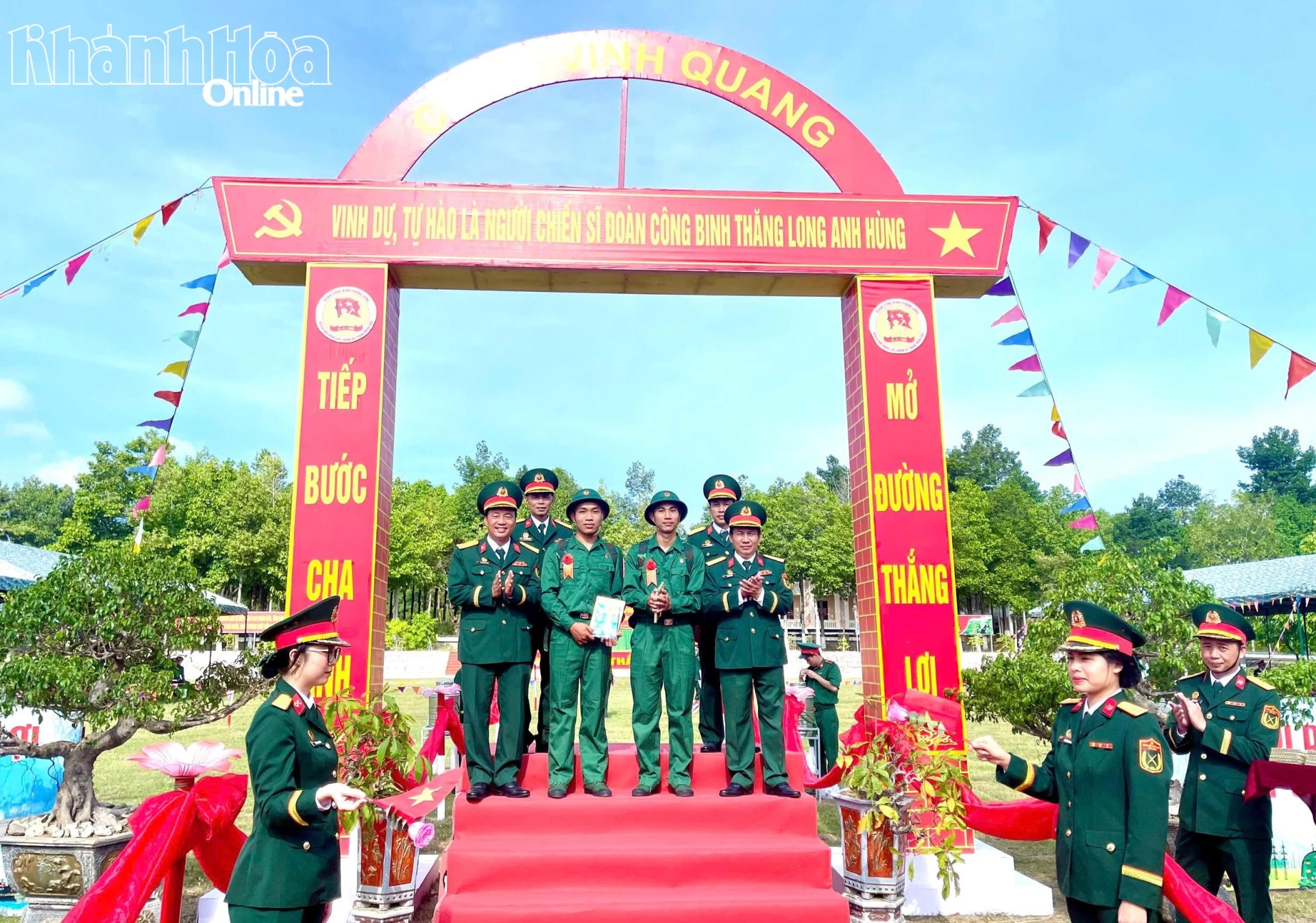 Lãnh đạo, chỉ huy lữ đoàn chào đón tân binh về đơn vị.