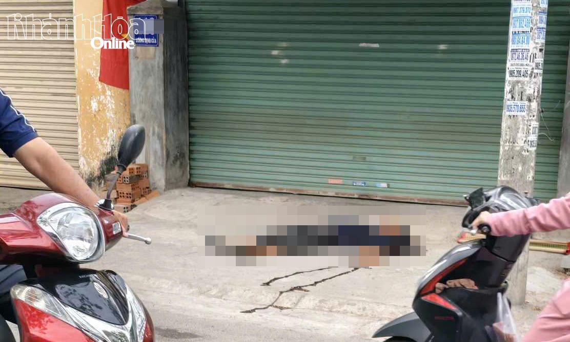 Vết thương chí mạng đã khiến nạn nhân tử vong tại chỗ.