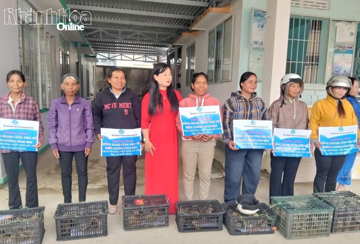 Lãnh đạo Hội Liên hiệp phụ nữ xã trao tặng mô hình sinh kế cho hội viên, phụ nữ có hoàn cảnh khó khăn.