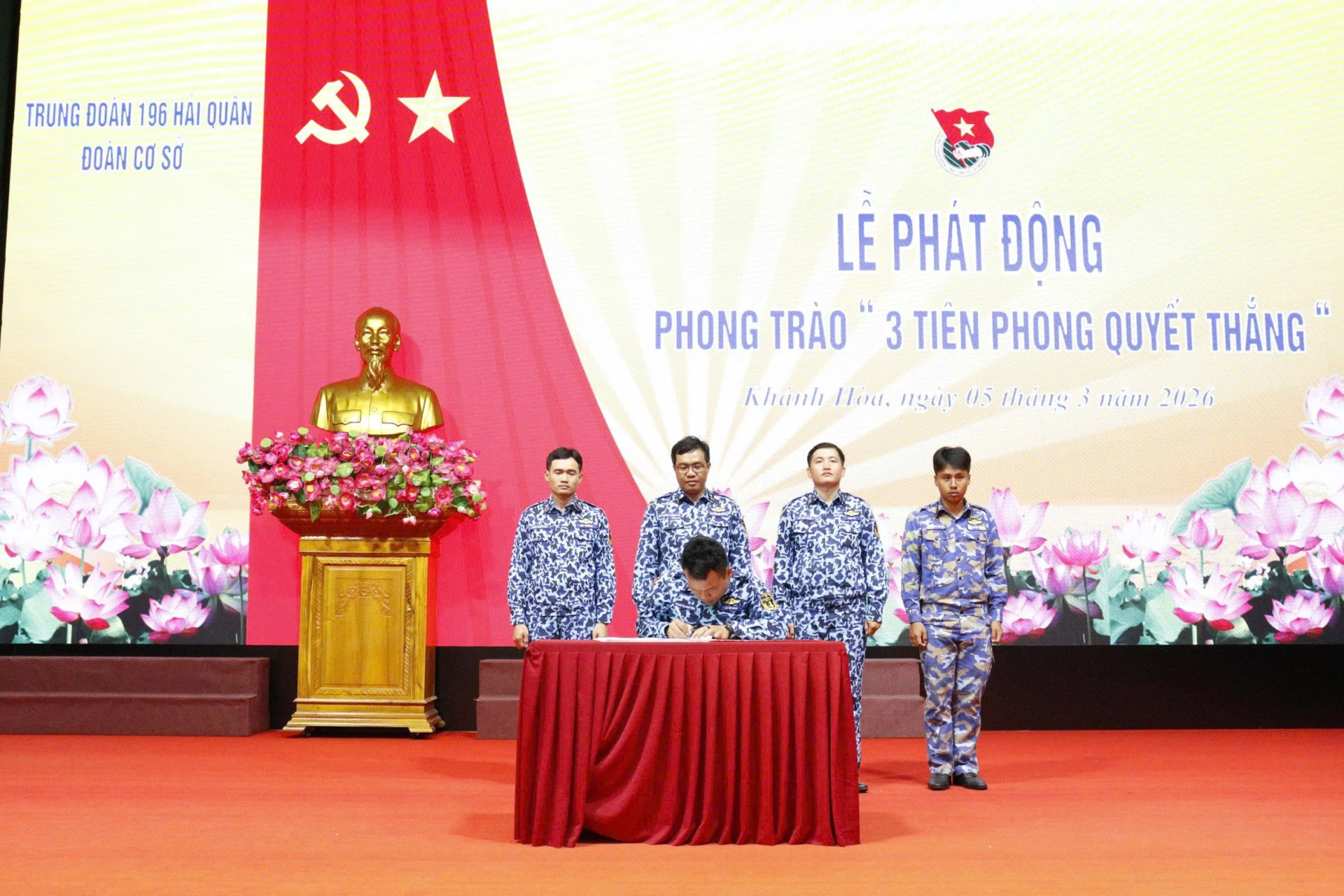 Đại diện tổ chức đoàn các cơ quan, đơn vị ký kết giao ước thi đua.