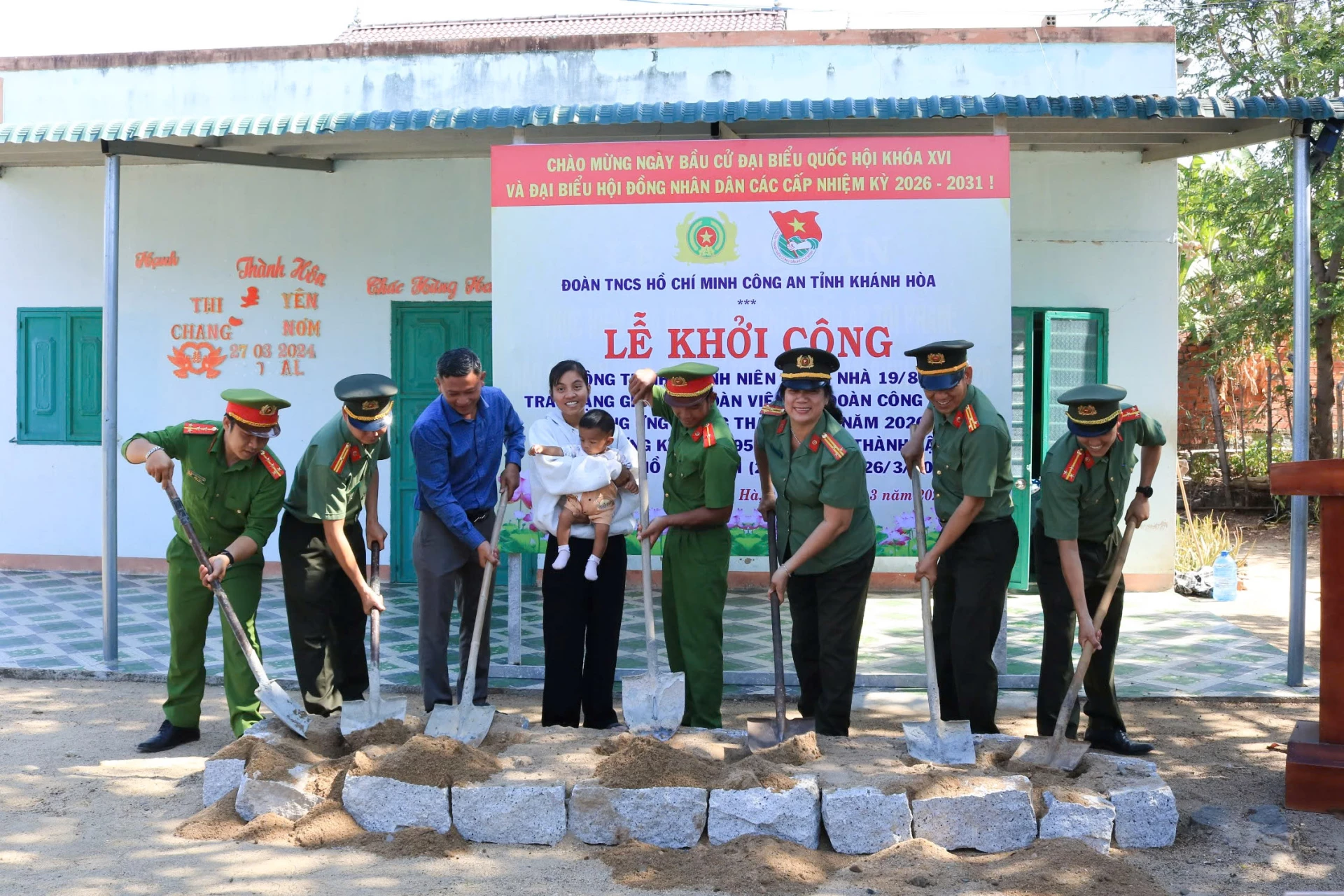 Các đại biểu khởi công công trình thanh niên.