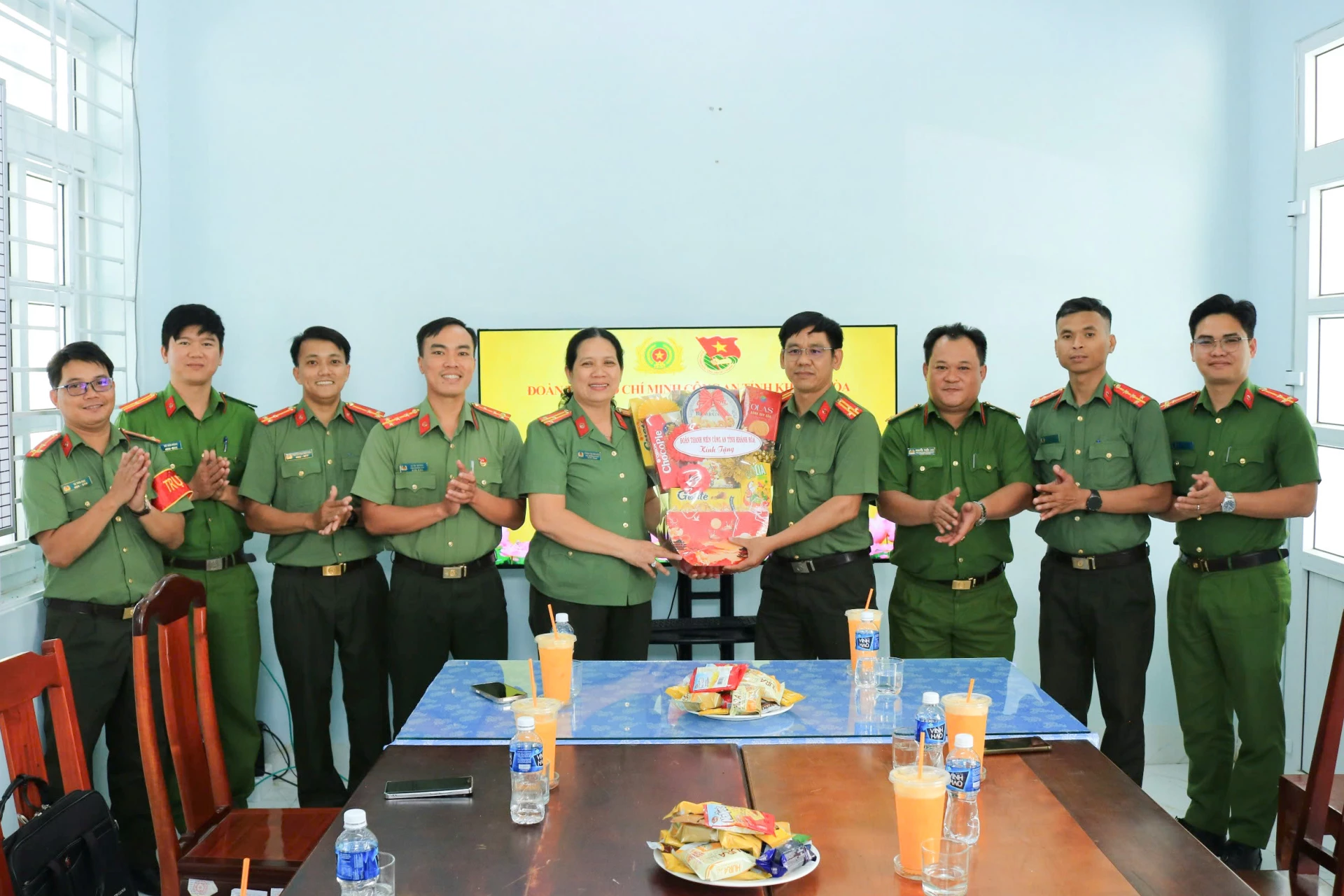 Đoàn Thanh niên Công an tỉnh thăm, tặng quà Công an xã Phước Hà.