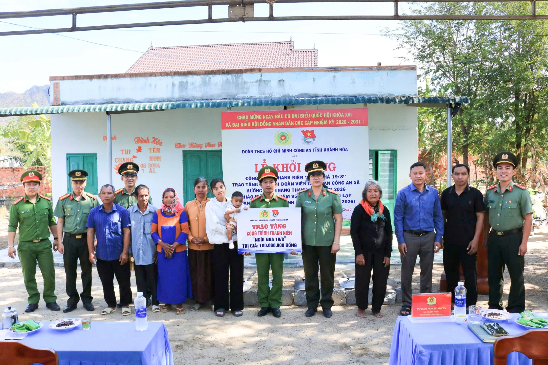 Trao biểu trưng hỗ trợ công trình cho gia đình Thiếu úy Tạ Yên Nơm.