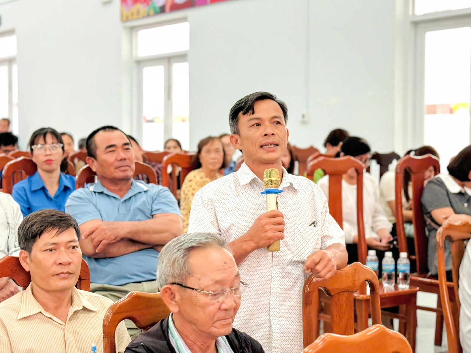 Cử tri phường Đông Ninh Hòa phát biểu ý kiến.