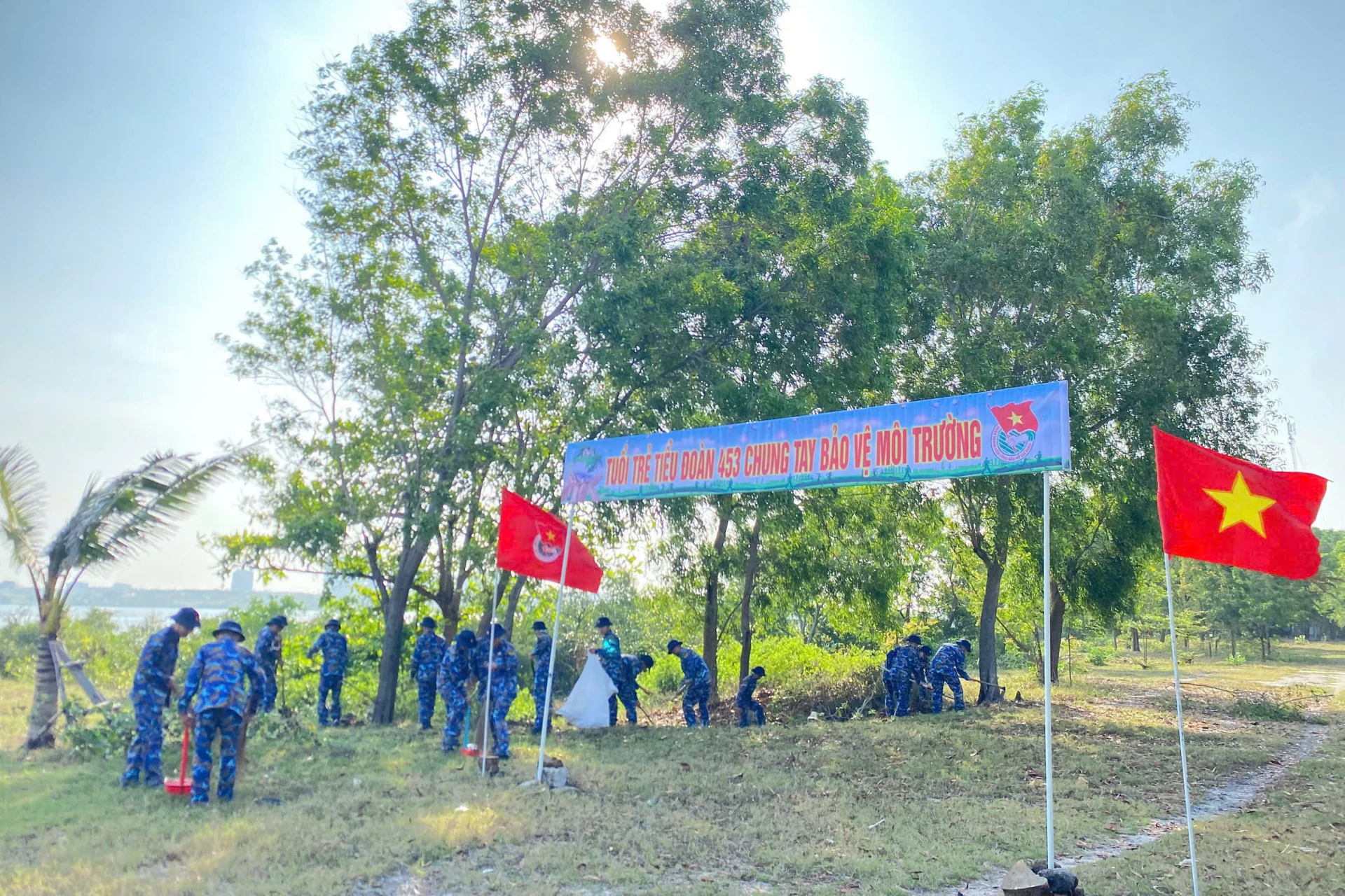 Tuổi trẻ trung tâm vệ sinh môi trường.