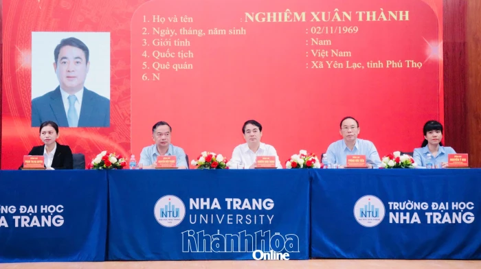 Bí thư Tỉnh ủy Nghiêm Xuân Thành và những người ứng cử đại biểu Quốc hội khóa XVI tiếp xúc cử tri tại Trường Đại học Nha Trang