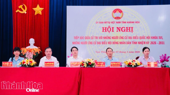 Bí thư Tỉnh ủy Nghiêm Xuân Thành và những người ứng cử đại biểu Quốc hội khóa XVI tiếp xúc cử tri xã Vạn Thắng