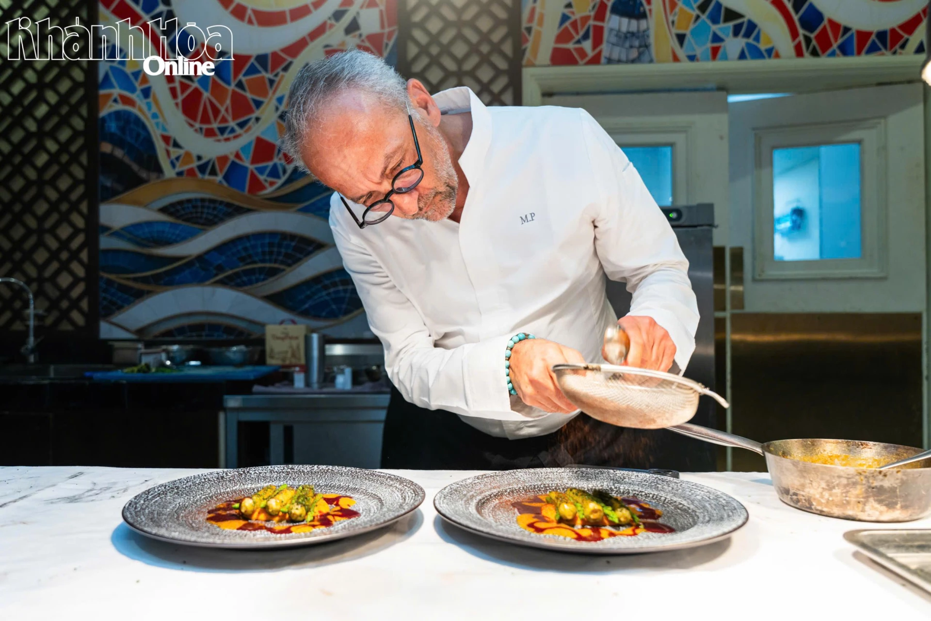 Đầu bếp Michel Portos đang trình diễn món ăn