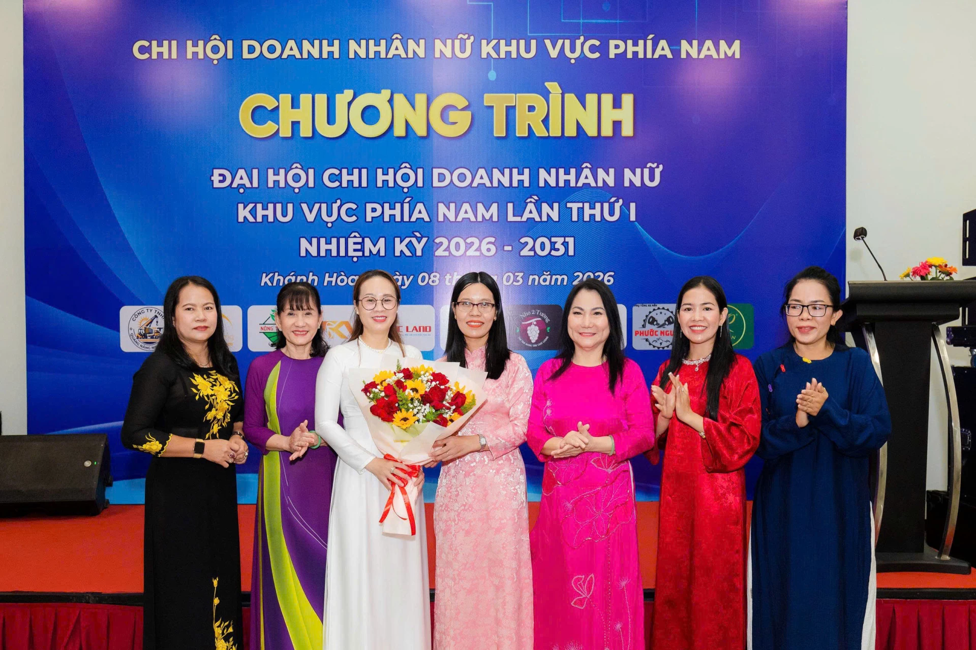 Lãnh đạo Hội Doanh nhân nữ tỉnh Khánh Hòa tặng hoa chúc mừng ban chấp hành Chi hội Doanh nhân nữ khu vực phía Nam nhiệm kỳ 2026 – 2031. (Ảnh do Hội Doanh nhân nữ tỉnh Khánh Hòa cung cấp)