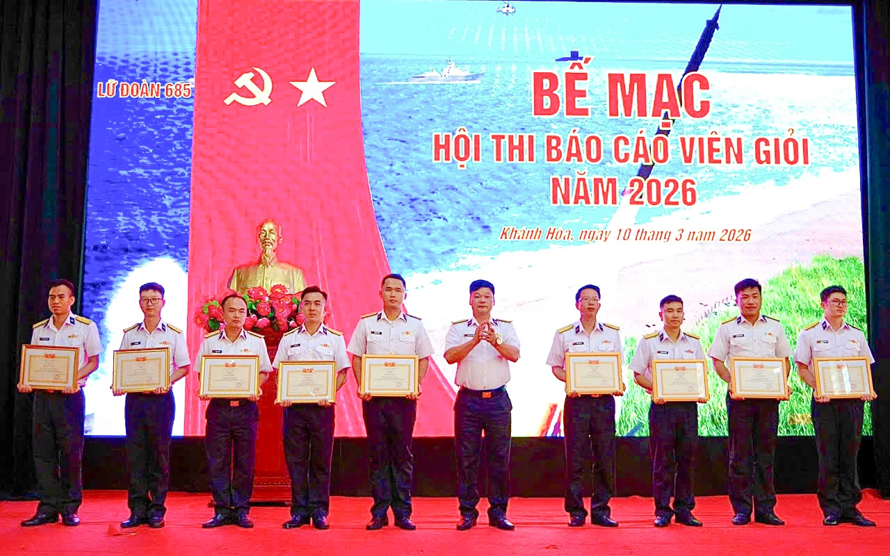 Thủ trưởng Lữ đoàn 685 trao thưởng cho các thí sinh.