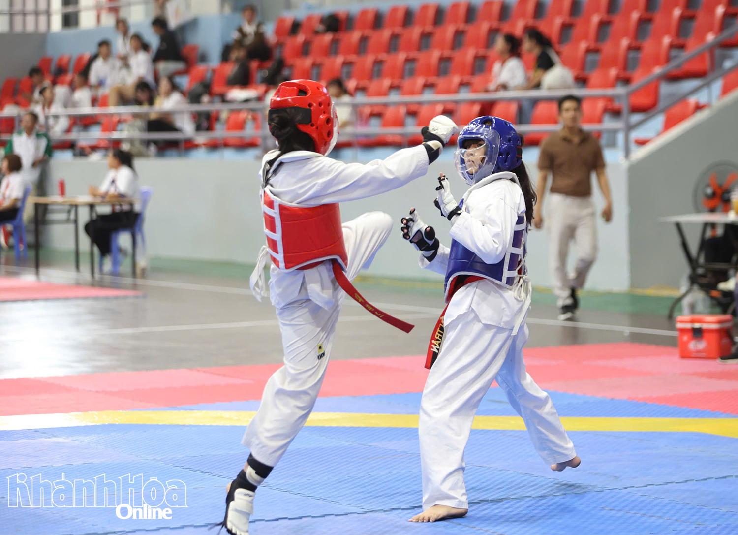 Các vận động viên thi đấu nội dung đối kháng.