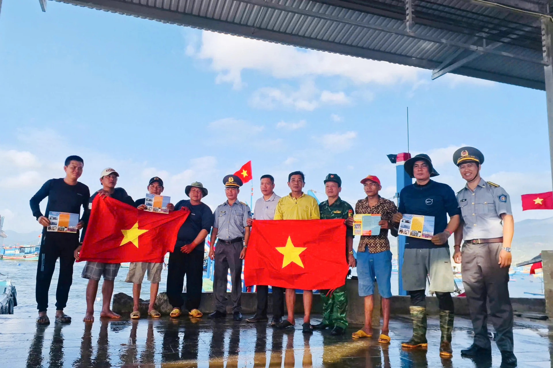 Tuyên truyền chống khai thác IUU và tặng cờ Tổ quốc cho ngư dân.