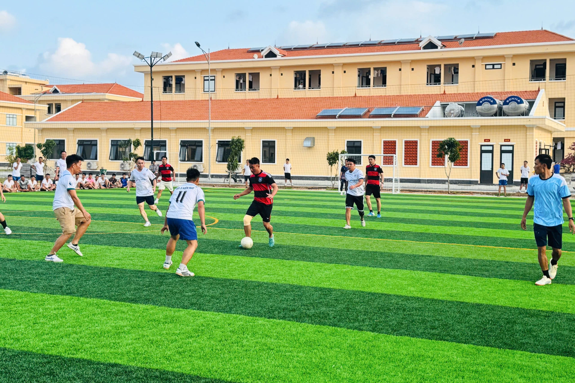 Các đội thi đấu bóng đá.