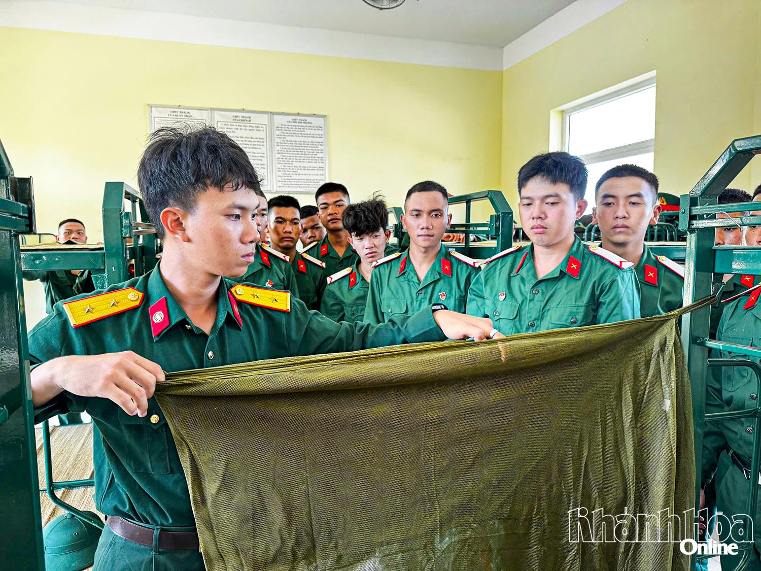 Cán bộ Tiểu đoàn Bộ binh 610 hướng dẫn tân binh gấp xếp nội vụ.