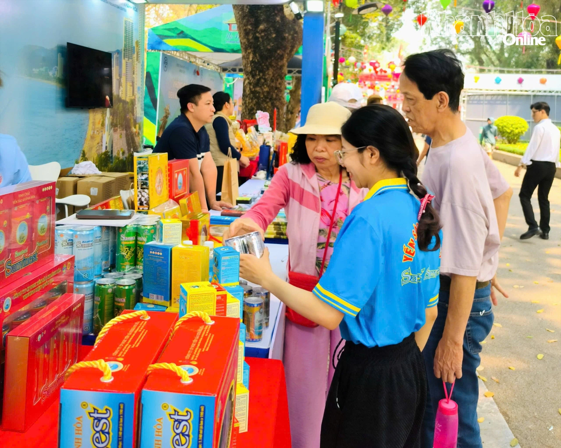 Người dân thủ đô Hà Nội đến xem sản phẩm trưng bày ở gian hàng Du lịch Khánh Hòa
