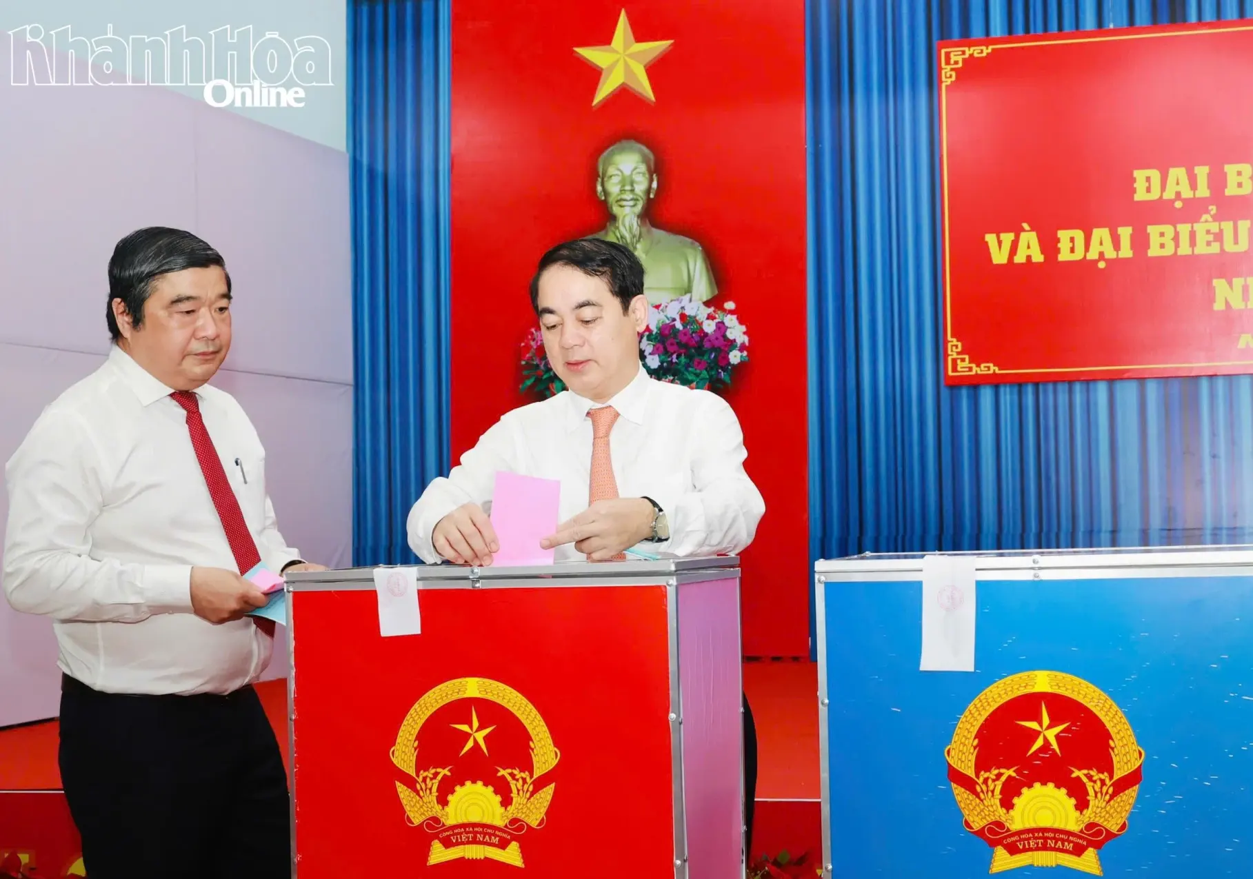 Bí thư Tỉnh ủy Nghiêm Xuân Thành tham gia bầu cử tại Khu vực bỏ phiếu số 1, phường Nha Trang