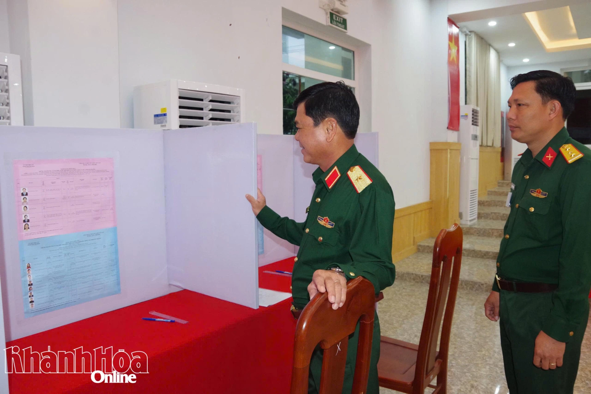 Thiếu tướng Nguyễn Túy nghiên cứu danh sách các ứng cử viên.