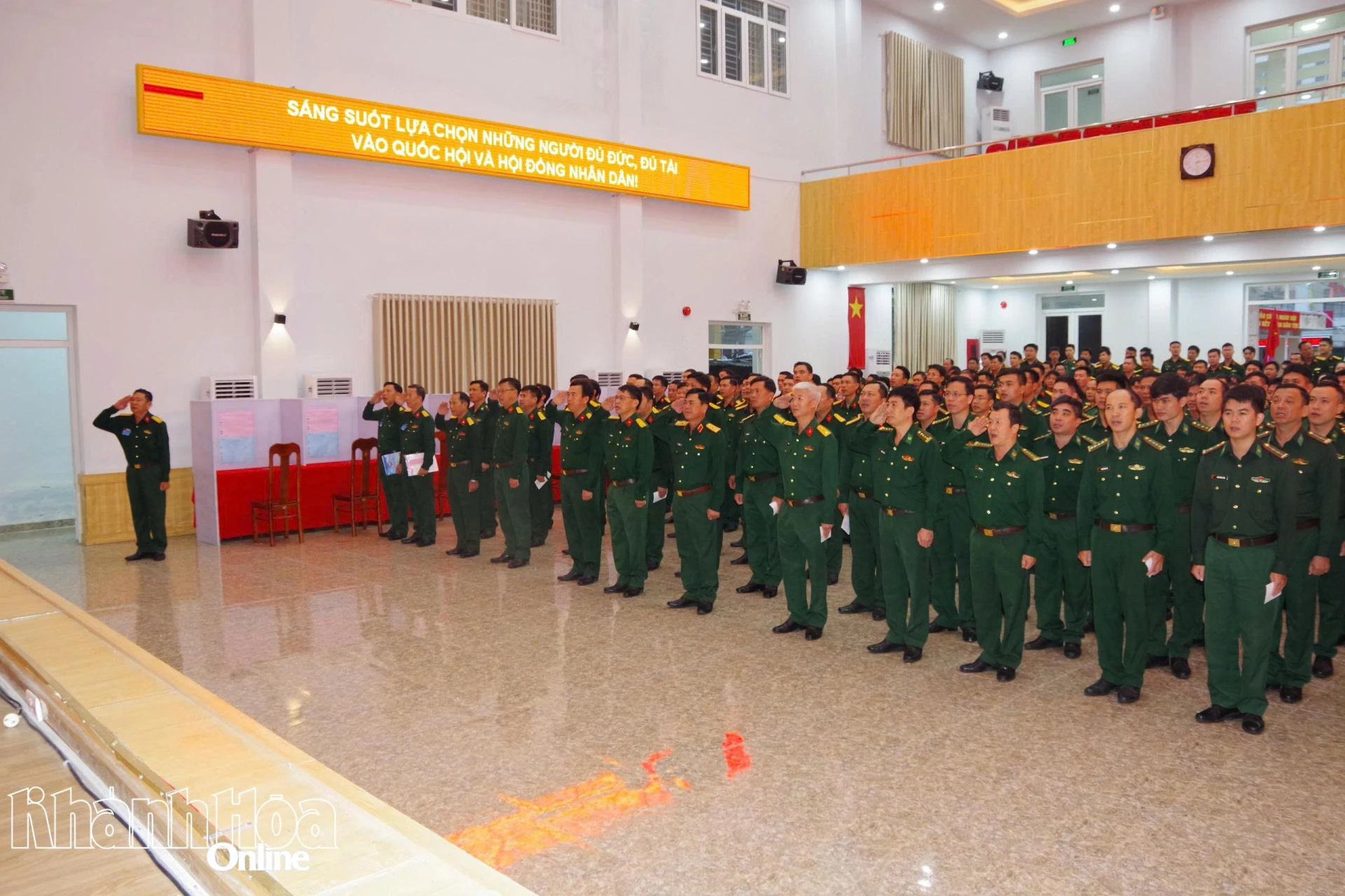 Các cử tri thực hiện nghi lễ chào cờ trong lễ khai mạc bầu cử tại khu vực bỏ phiếu số 9, phường Nha Trang.