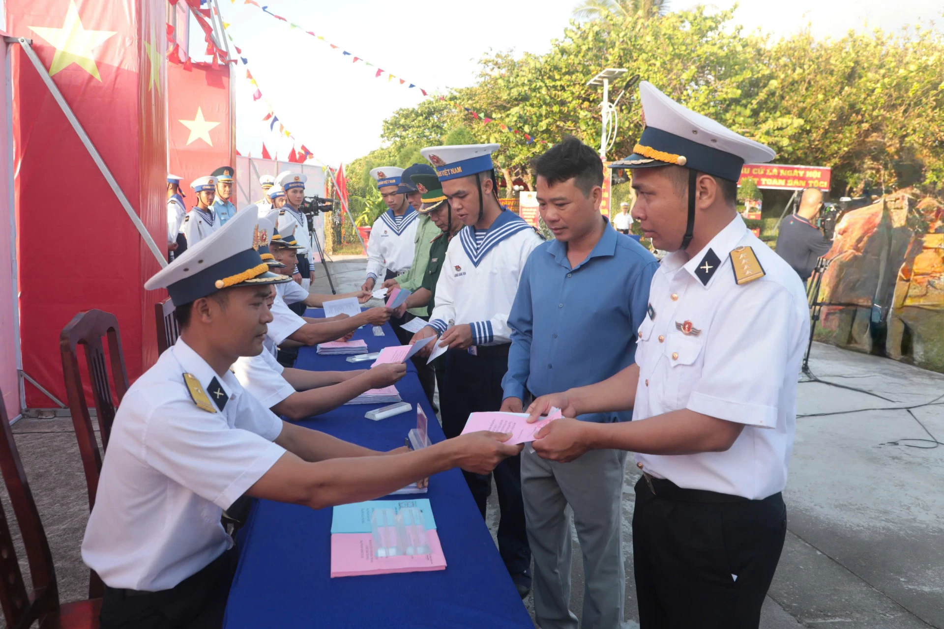 Cử tri vào nhận phiếu bầu cử.