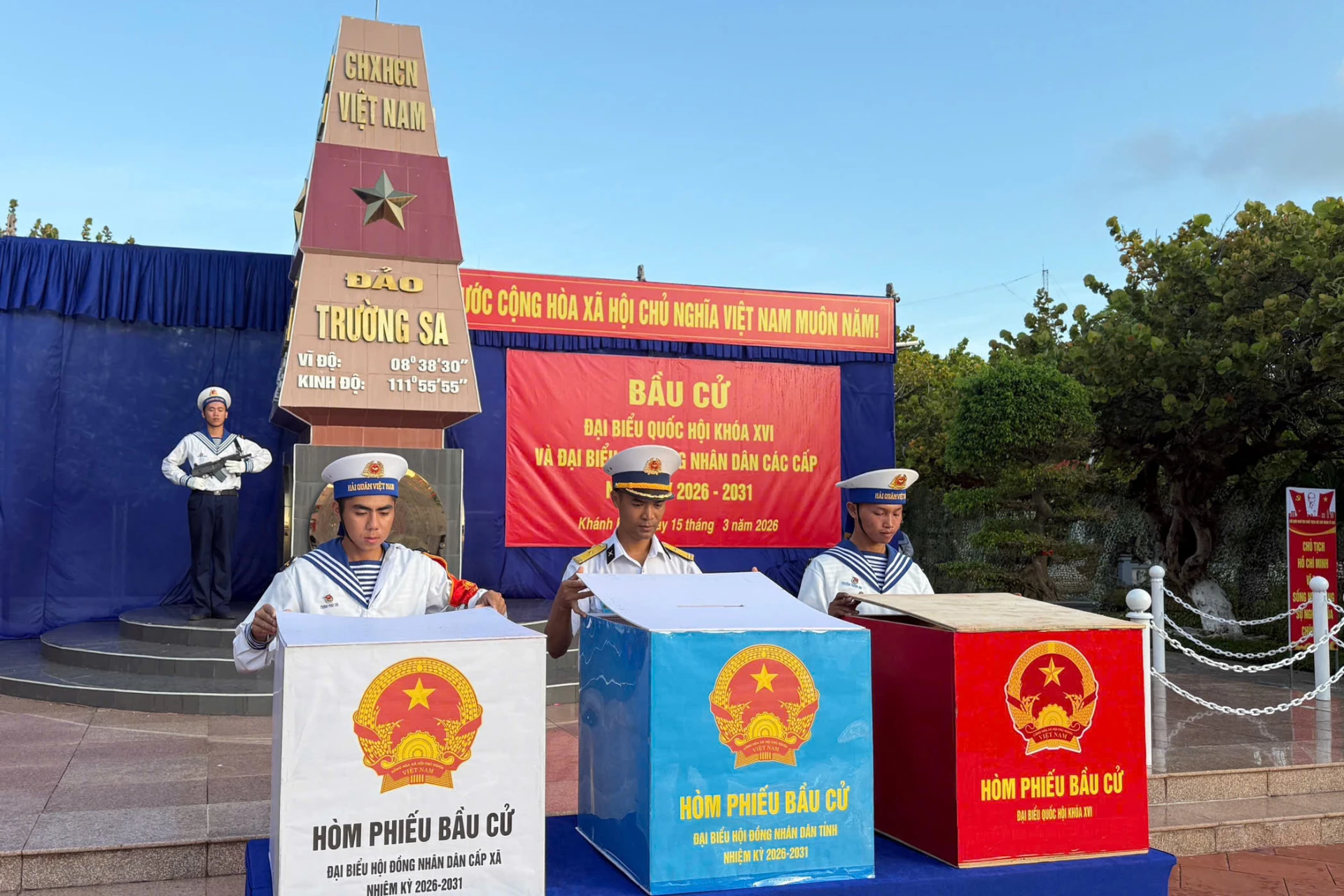 Tổ bầu cử và đại diện cử tri kiểm tra, niêm phong hòm phiếu.