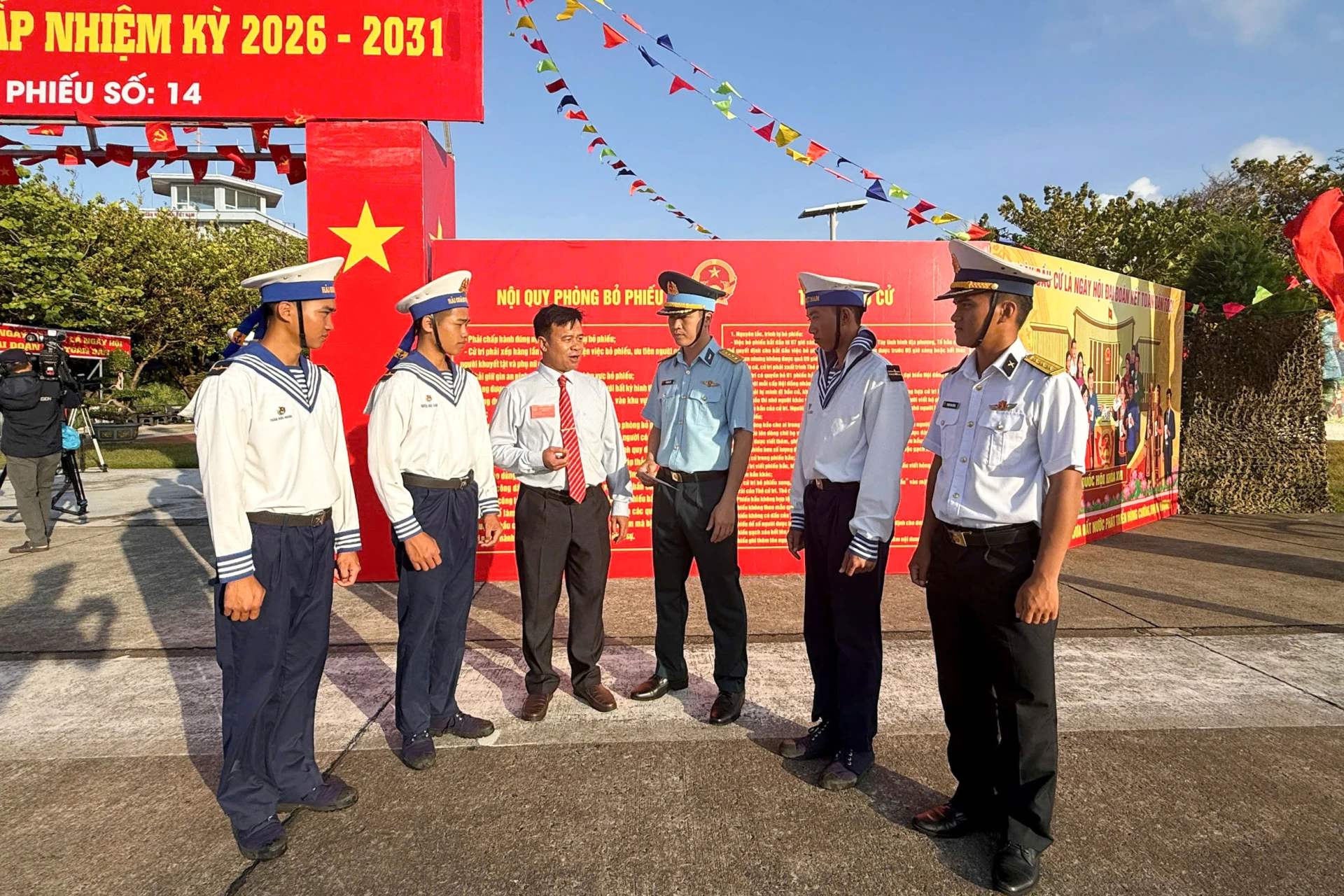 Đồng chí Phạm Thanh Liêm - Chủ tịch UBND đặc khu Trường Sa trò chuyện với cử tri sau khi hoàn thành nhiệm vụ bầu cử.