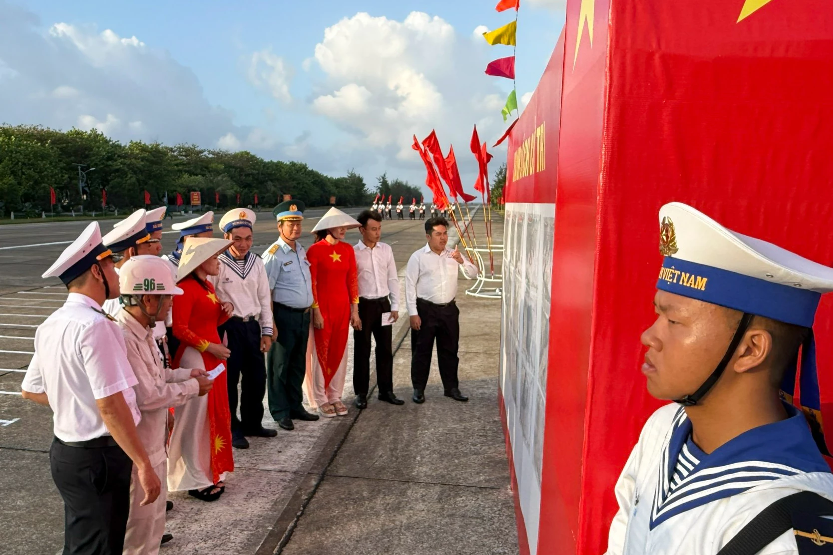 Kiểm tra danh sách cử tri trước giờ bầu cử.
