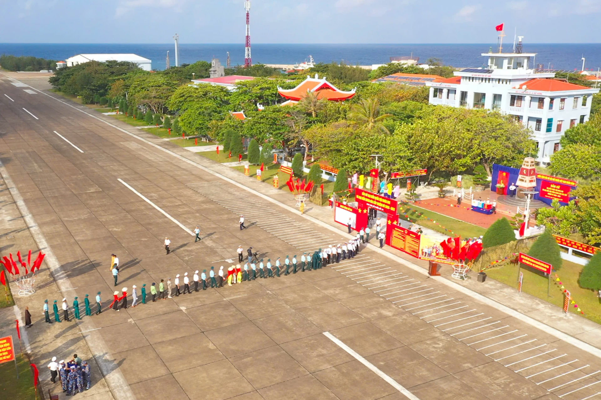 Đông đảo cử tri đảo Trường Sa tham gia bầu cử.