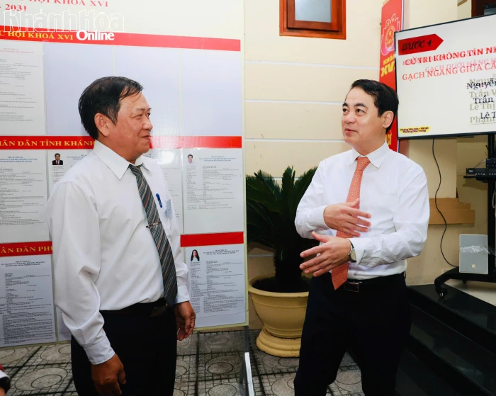 Bí thư Tỉnh ủy Nghiêm Xuân Thành kiểm tra công tác bầu cử tại phường Nha Trang