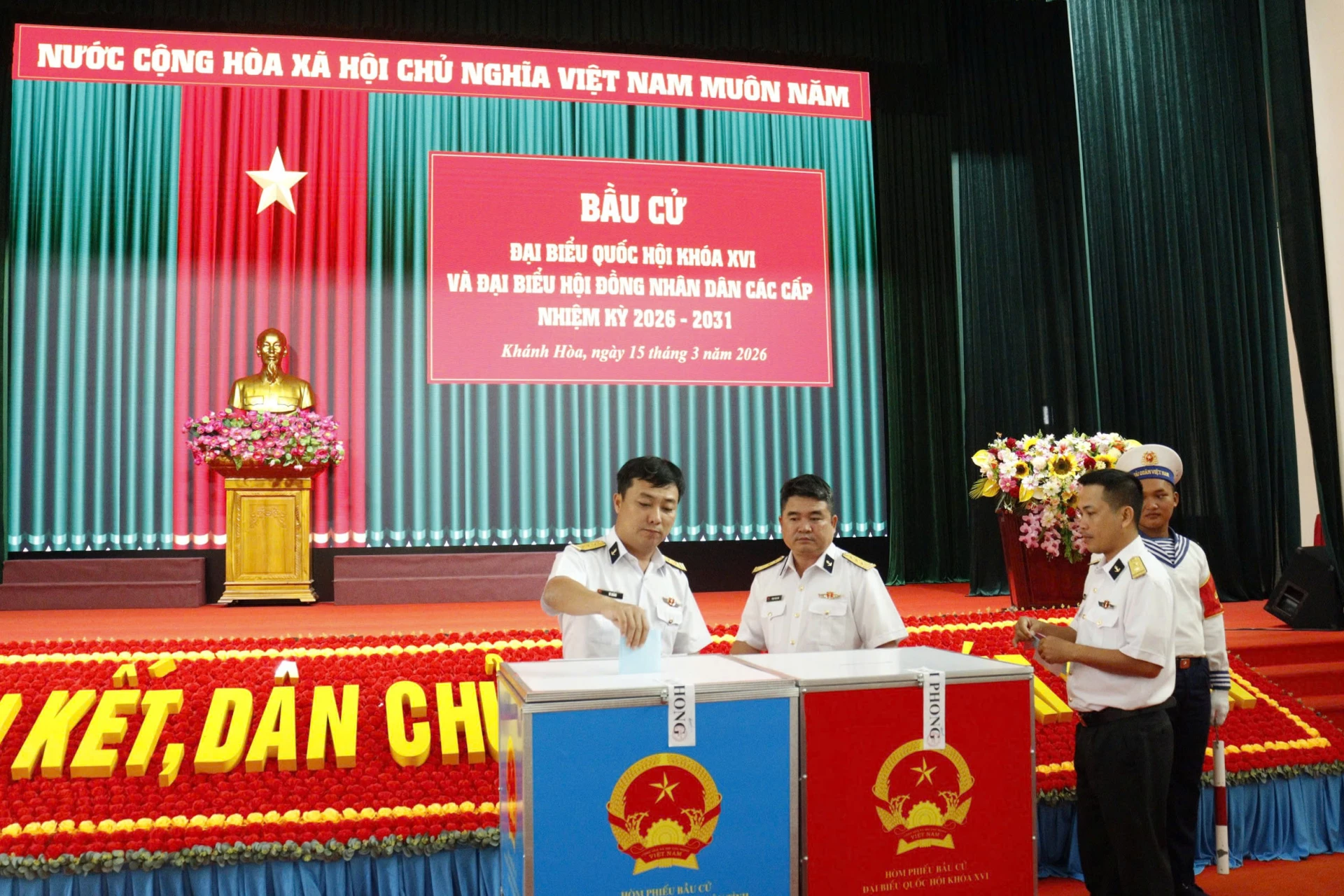 Các cử tri tiến hành bỏ phiếu.