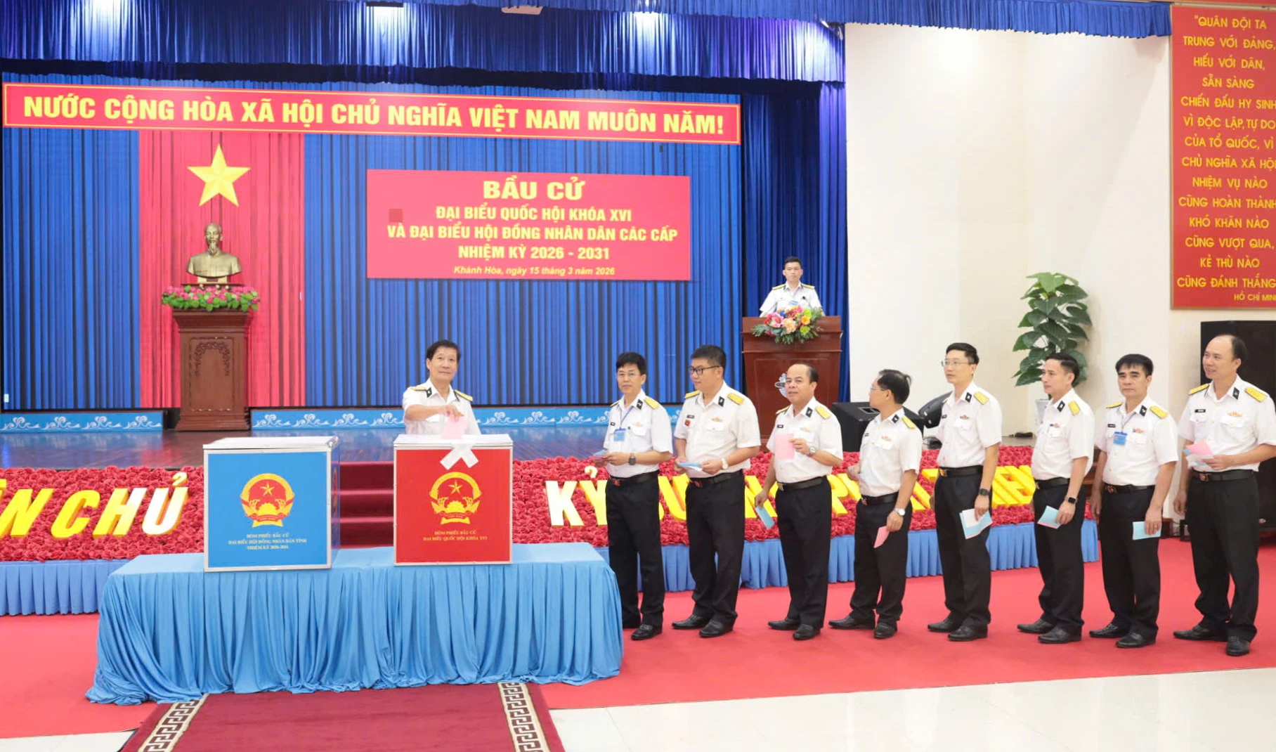 Các cử tri tham gia bỏ phiếu bầu.