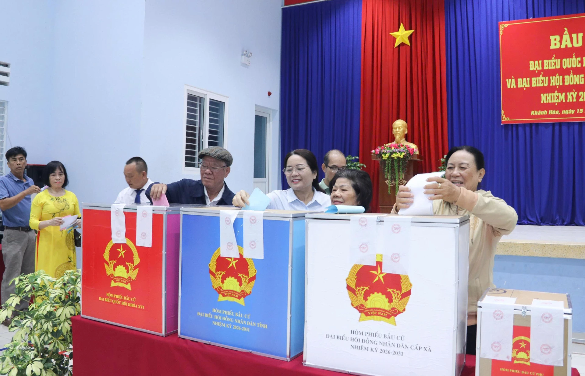 Cử tri đi bầu cử tại Khu vực bỏ phiếu số 10 (phường Nha Trang). Ảnh: Châu Tường.