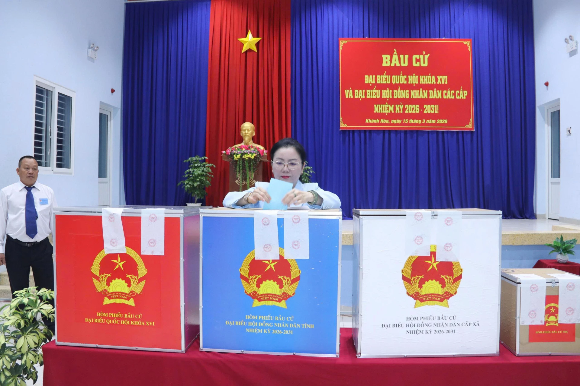 Đồng chí Phạm Thị Xuân Trang - Tỉnh ủy viên, Phó Chủ tịch HĐND tỉnh, Thành viên Ban Chỉ đạo Bầu cử tỉnh Khánh Hòa đến dự lễ khai mạc và tham gia bỏ phiếu tại Khu vực bỏ phiếu số 10 (phường Nha Trang). Ảnh: Châu Tường.