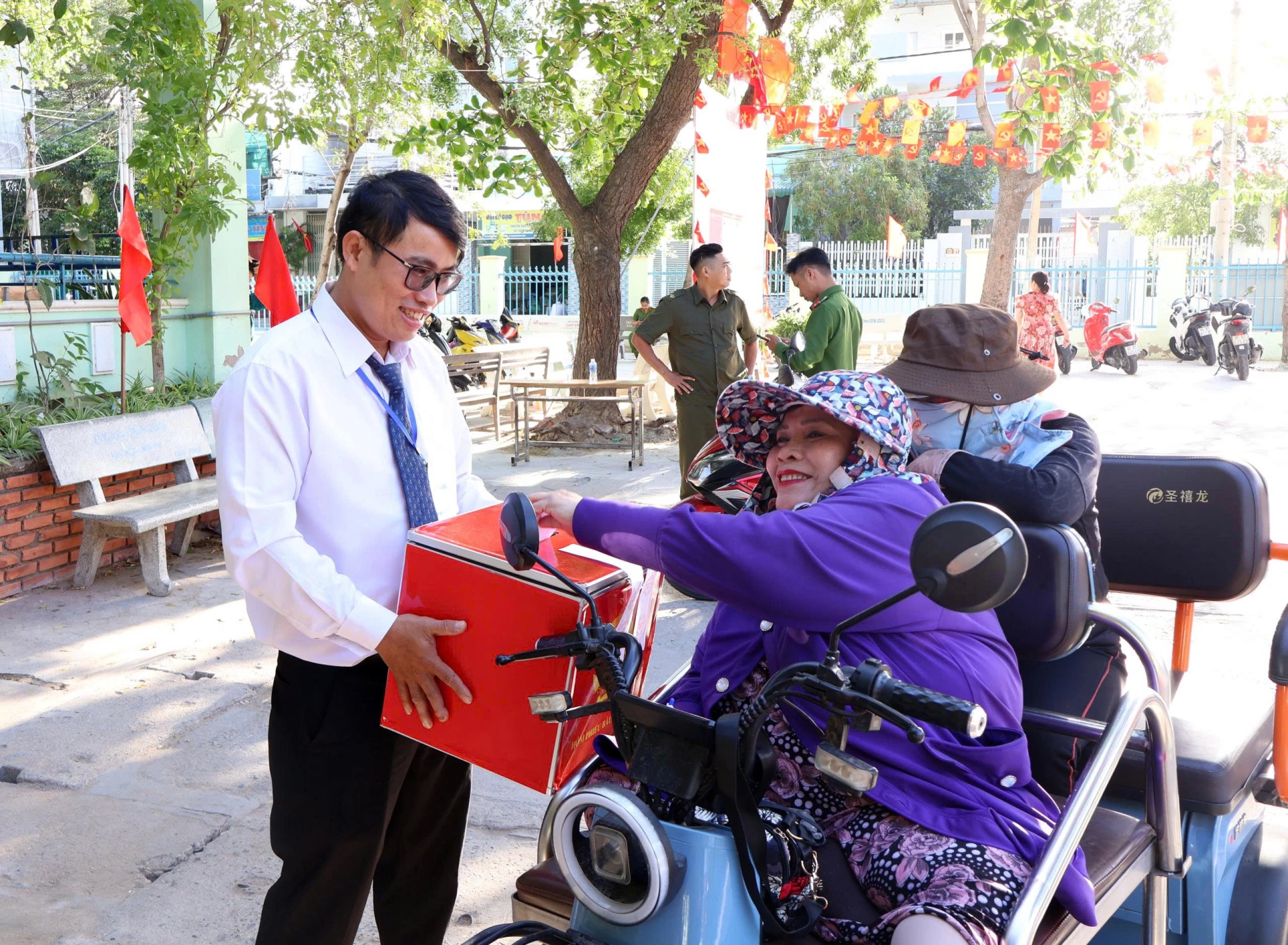 Cử tri là người khuyết tật được Tổ bầu cử số 3, phường Phan Rang tạo điều kiện thuận lợi để bỏ phiếu. Ảnh: Lâm Anh.