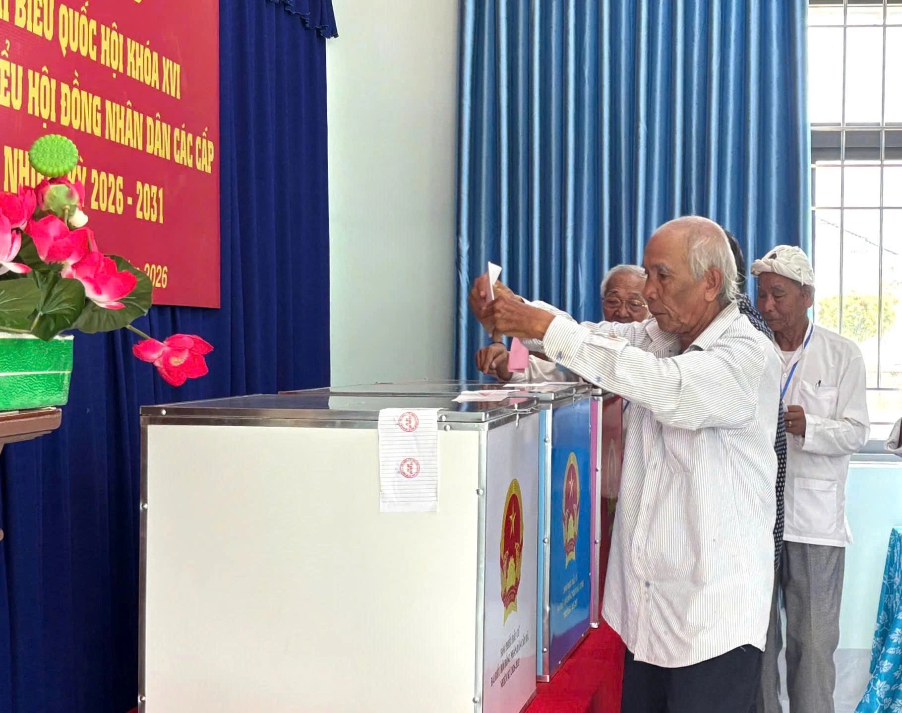 Cử tri người dân tộc Chăm bỏ phiếu bầu cử tại Khu vực bỏ phiếu số 13 (xã Phước Hậu). Ảnh: SƠN CA
