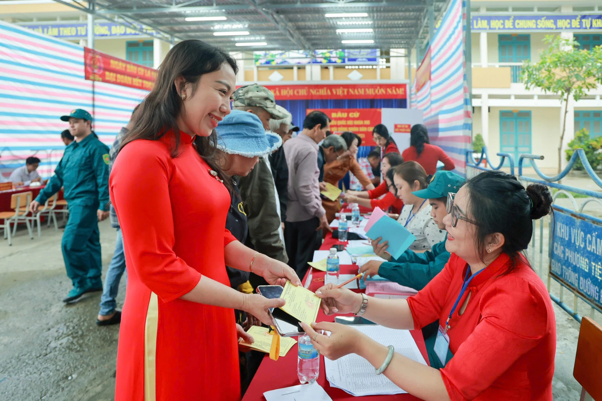 Niềm vui của cử tri ở phường Nam Nha Trang khi nhận phiếu bầu cử. Ảnh: Nhân Tâm