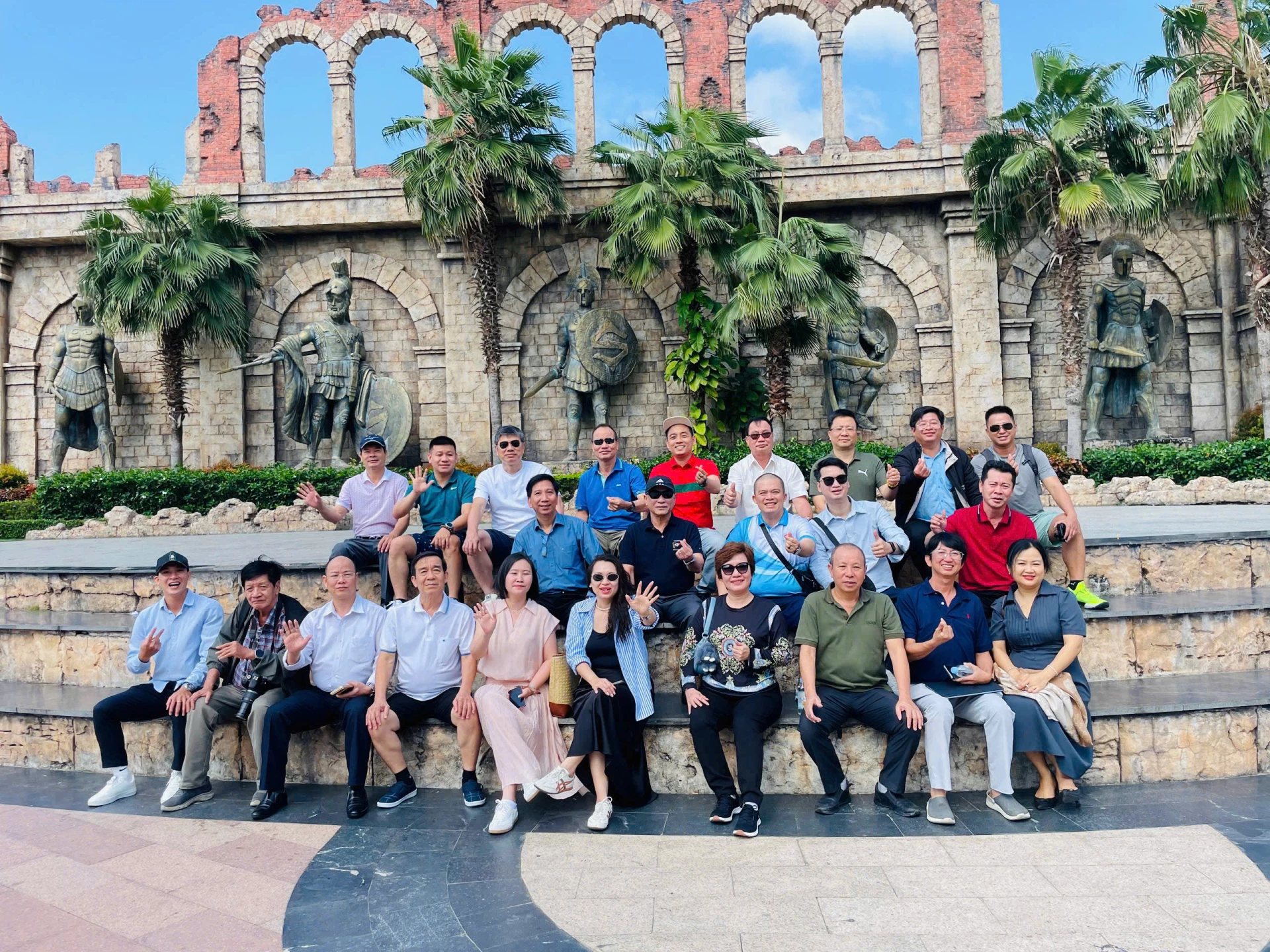 Đoàn Famtrip của Hiệp hội Du lịch Khánh Hòa chụp ảnh lưu niệm khi khảo sát Sun World Hòn Thơm