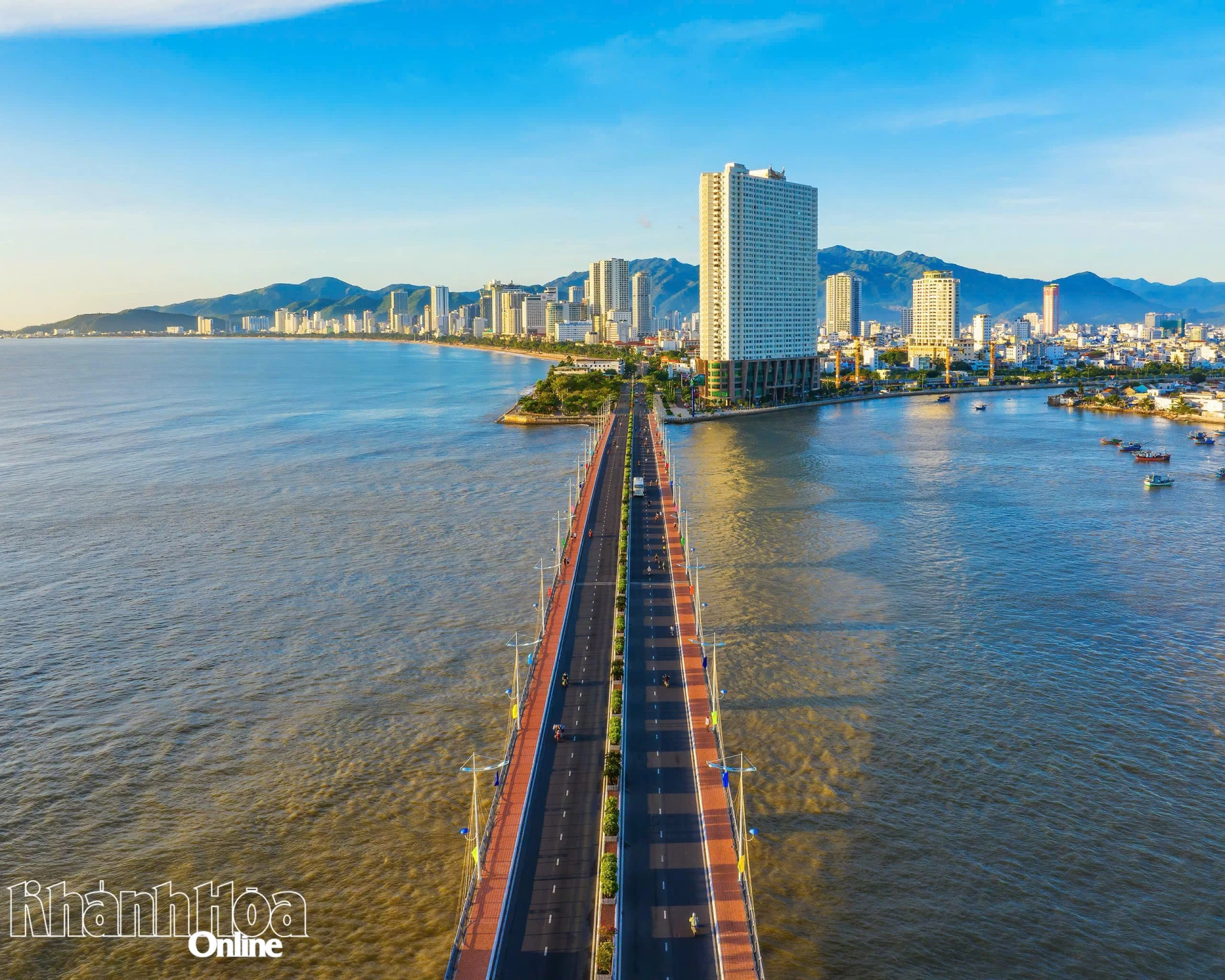 Cầu Trần Phú, một trong những điểm nhấn trên cung đường chạy tại Nha Trang - Khánh Hòa luôn tạo sức hút cho runner tại các giải chạy bộ. Ảnh: VƯƠNG MẠNH CƯỜNG