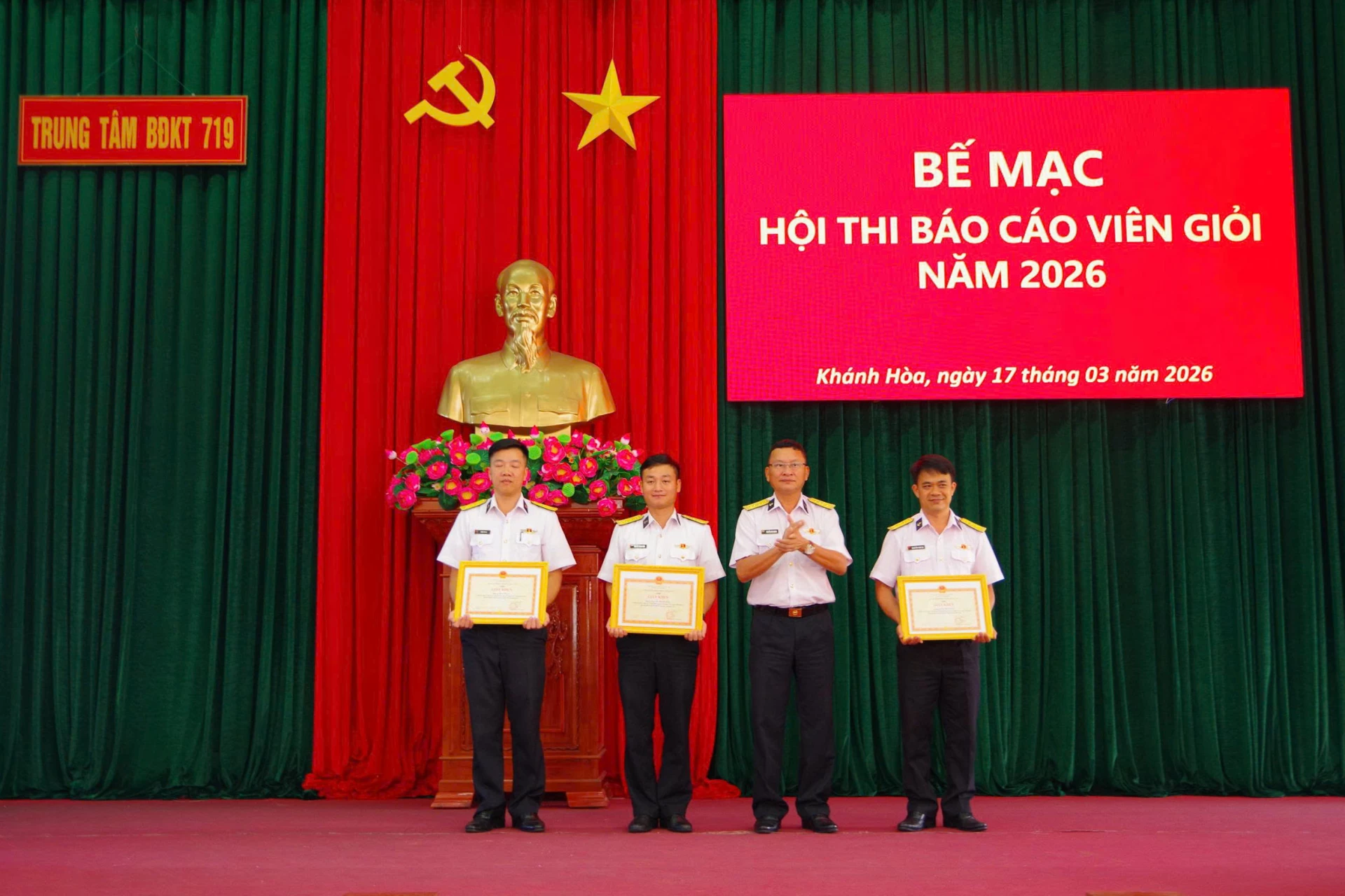 Ban tổ chức trao giấy khen cho các thí sinh xuất sắc.