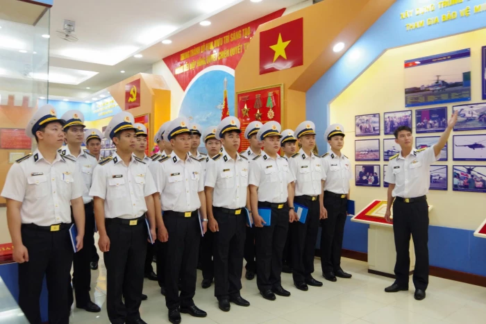 Lữ đoàn 954 giáo dục truyền thống cho phi công mới về đơn vị