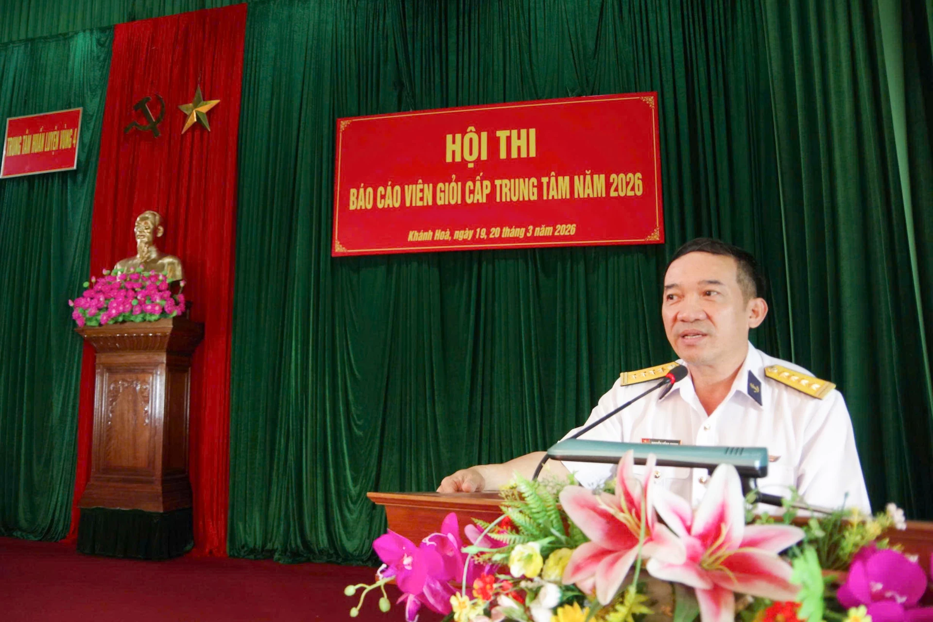 Đại tá Nguyễn Hồng Chinh khai mạc hội thi.