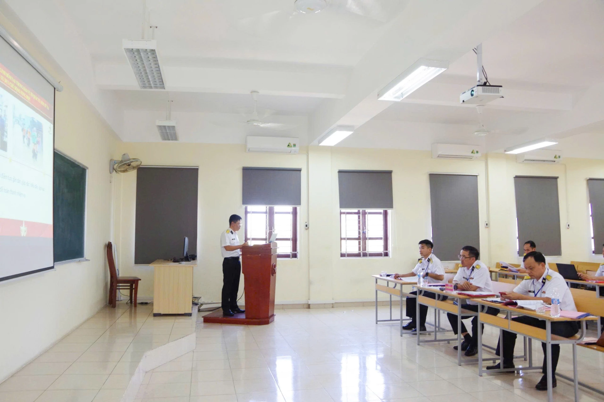 Các thí sinh thực hiện phần thi thuyết trình.