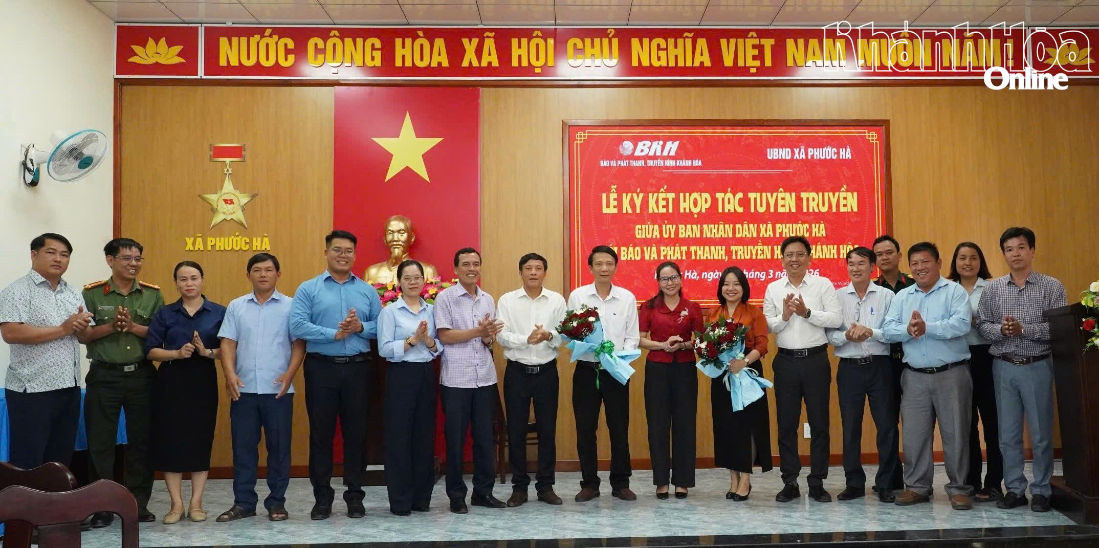 Lãnh đạo UBND xã Phước Hà tặng hoa cho lãnh đạo Báo và Phát thanh, Truyền hình Khánh Hoà.
